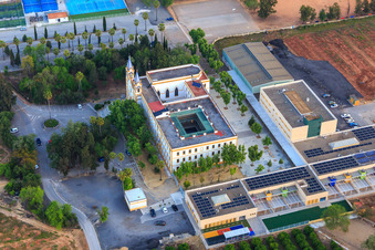 Luftbild von Kapelle Capilla de San Hermenegildo an der Schule Colegio San Hermegildo in Dos Hermanas im Bundesland Sevilla, Spanien