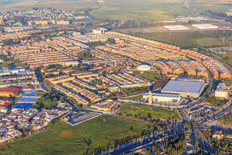 Statteil an der C. Leopoldo Alas "Clarín" hinter der Müllabfuhr Punto Limpio in Dos Hermanas im Bundesland Sevilla, Spanien