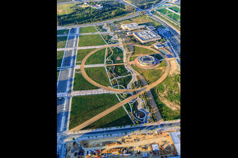 Luftaufnahme von Research and Development Park Dehesa de Valme ,  Ciudad del Conocimiento vor der Universidad Loyola (Campus Sevilla) am Park Lago de la Vida in Dos Hermanas, Spanien