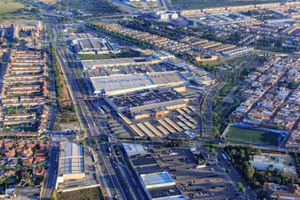 Einkaufsmäkte Carrefour, WAY Dos Hermanas und KiK an der Av. 4 de Diciembre im Bundesland Sevilla, Spanien