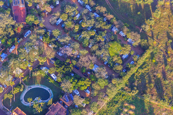 Schrägluftbild von Camping Villsom Sevilla in Dos Hermanas, Spanien