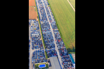 Schrägluftbild von Reihen von gestapelten alten Fahrzeugen auf dem Schrottplatz Desguace Siglo 21 in Dos Hermanas im Bundesland Sevilla, Spanien