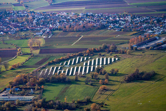 Solarkraftwerk und Photovoltaik- Anlagen an der Start- und Landebahn mit dem Rollfeldgelände des Flugplatz im Ortsteil Lachen-Speyerdorf in Neustadt an der Weinstraße im Bundesland Rheinland-Pfalz, Deutschland