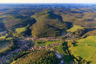 Ortsansicht in den Nordvogesen aus Süden in Reipertswiller im Bundesland Bas-Rhin, Frankreich