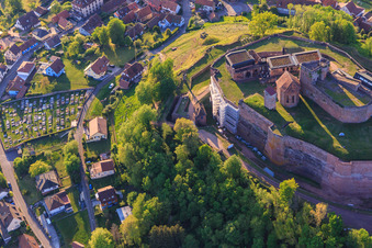 Friedhof unterhalb bon Château de Lichtenberg aus Norden im Bundesland Bas-Rhin, Frankreich