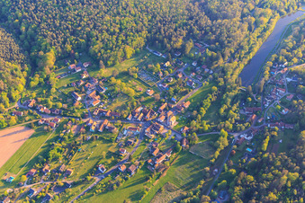 Dorfansicht mit Fischweier im Meisenbachtal in der Nordvogesen aus Nordosten in Sparsbach im Bundesland Bas-Rhin, Frankreich