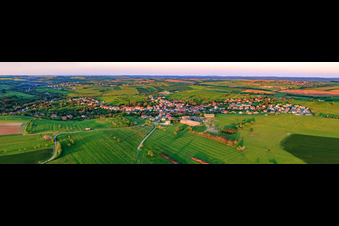 Panorama der Ortsansich aus Westen am Abend in Kalhausen im Bundesland Moselle, Frankreich