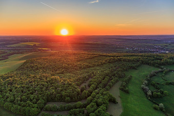 Sonnenuntergang oberhalb der Saar in Kalhausen im Bundesland Moselle, Frankreich
