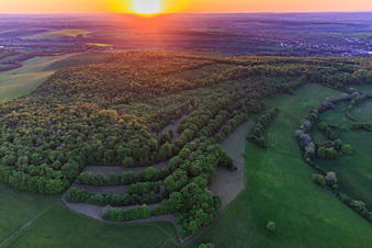 Luftbild von Sonnenuntergang oberhalb der Saar in Kalhausen im Bundesland Moselle, Frankreich