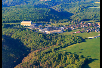 Luftaufnahme von Weinkellerei Louis Eschenauer und les Grands Chais de France in Petersbach im Bundesland Bas-Rhin, Frankreich