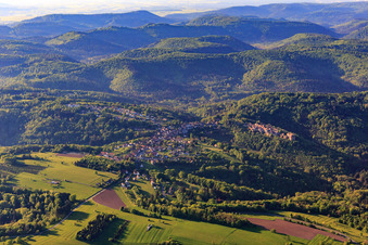Luftbild von Ortsansicht im buckligen Elsass der Nordvogesen mit Burg Lützelstein / Château de La Petite-Pierre am Morgen von Norden im Bundesland Bas-Rhin, Frankreich