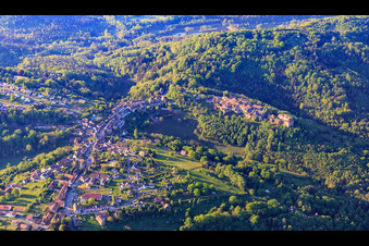 Luftaufnahme von Ortsansicht im buckligen Elsass der Nordvogesen mit Burg Lützelstein / Château de La Petite-Pierre am Morgen von Norden im Bundesland Bas-Rhin, Frankreich