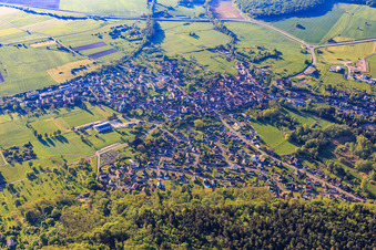 Ortsansicht am Rand der Nordvogesen aus Westen in Dossenheim-sur-Zinsel im Bundesland Bas-Rhin, Frankreich