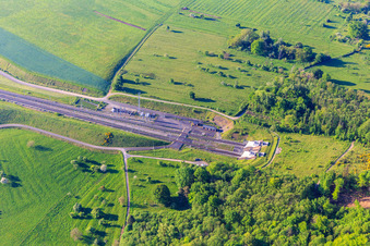 Tunnelportal des Tunnel d’Ernolsheim les Saverne für die Eisenbahn zur Unterquerung der Vogesen in Ernolsheim-lès-Saverne im Bundesland Bas-Rhin, Frankreich