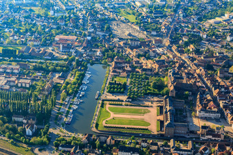 Luftaufnahme von Schloss und Park Château des Rohan am Hafen Port de Saverne im Bundesland Bas-Rhin, Frankreich