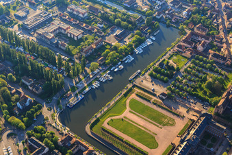 Park des Château des Rohan am Hafen Port de Saverne im Bundesland Bas-Rhin, Frankreich