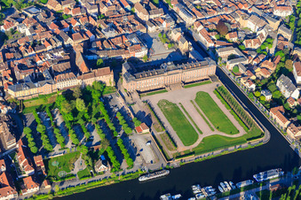 Schloss und Park Château des Rohan am Hafen Port de Saverne im Bundesland Bas-Rhin, Frankreich von oben
