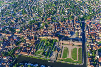 Luftbild von Stadtansicht mit Schloss und Park Château des Rohan am Hafen Port de Saverne aus Nordosten im Bundesland Bas-Rhin, Frankreich