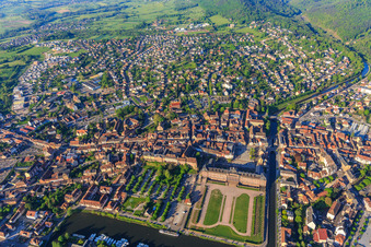 Luftaufnahme von Stadtansicht mit Schloss und Park Château des Rohan am Hafen Port de Saverne aus Nordosten im Bundesland Bas-Rhin, Frankreich