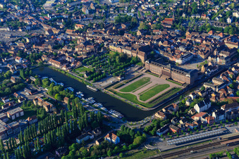 Luftbild von Schloss und Park Château des Rohan am Hafen Port de Saverne aus Norden im Bundesland Bas-Rhin, Frankreich