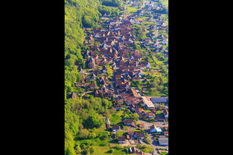 Rue Principale von Süden in Ernolsheim-lès-Saverne im Bundesland Bas-Rhin, Frankreich