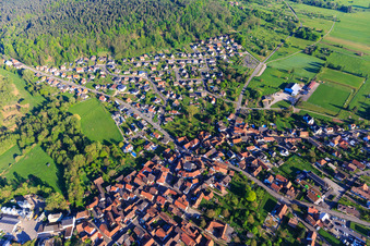 Luftbild von Ortszentrum von Süden in Dossenheim-sur-Zinsel im Bundesland Bas-Rhin, Frankreich