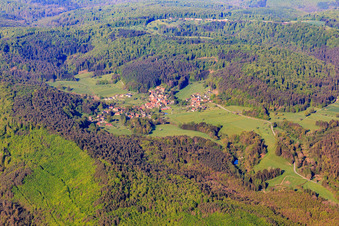 Dorfansicht in den Nordvogense aus Nordosten in Hinsbourg im Bundesland Bas-Rhin, Frankreich