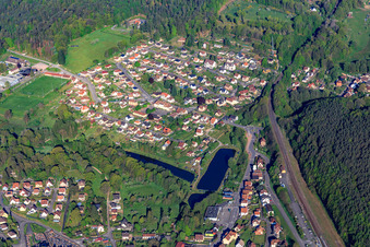 Ortsansicht im Tal der Moder aus Osten in Wingen-sur-Moder im Bundesland Bas-Rhin, Frankreich