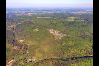 Luftbild von Dorfansicht in den Nordvogense aus Osten in Rosteig im Bundesland Bas-Rhin, Frankreich