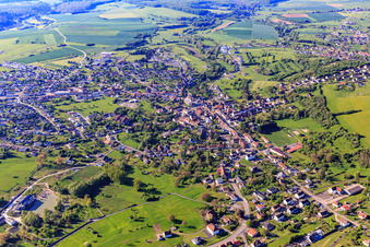 Luftbild von Ortsansicht am Morgen aus Norden in Rohrbach-lès-Bitche im Bundesland Moselle, Frankreich