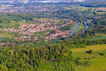 Ortsansicht an der Saar und am Canal des houllères de la Sarre aus Südosten in Wittring im Bundesland Moselle, Frankreich