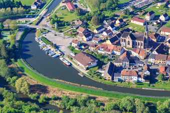 Luftbild von Yachthafen Port de Plaisance de Wittring am Canal des houllères de la Sarre im Bundesland Moselle, Frankreich
