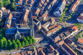 Luftbild von Église Saint-Martin (Cathédrale de la Sarre) in Sarralbe im Bundesland Moselle, Frankreich