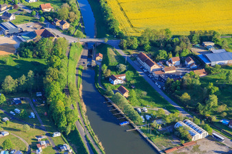 Écluse n°17 d'Harskirchen am Canal des houllères de la Sarre im Bundesland Bas-Rhin, Frankreich
