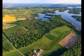 Luftbild von Canal des houllères de la Sarre durchquert die Seen Ètang des femmes und Stockweiher in Langatte im Bundesland Moselle, Frankreich