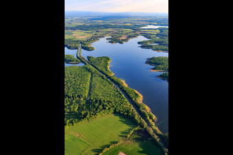 Canal des houllères de la Sarre durchquert den Stockweiher in Langatte im Bundesland Moselle, Frankreich