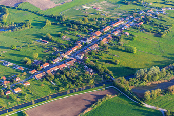 Straßendorf am Canal des houllères de la Sarre in Diane-Capelle im Bundesland Moselle, Frankreich