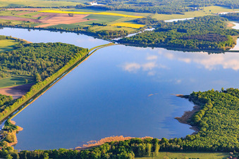 Luftbild von Kreuzung der beiden Kanäle Rhein Marne Kanal und Canal des houllères de la Sarre in den Seen Le Petit Étang und Le Grand Ruisseau in Gondrexange im Bundesland Moselle, Frankreich