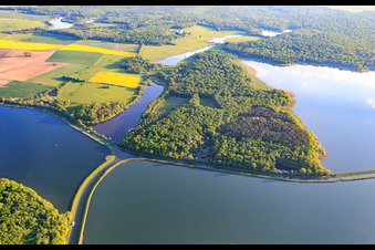 Schrägluftbild von Kreuzung der beiden Kanäle Rhein Marne Kanal und Canal des houllères de la Sarre in den Seen Le Petit Étang und Le Grand Ruisseau in Gondrexange im Bundesland Moselle, Frankreich