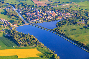 Ortsansicht am Rhein Marne Kanal in Gondrexange im Bundesland Moselle, Frankreich