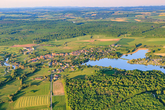 Luftaufnahme von Ortsansicht am Mittersheimer See aus Westen im Bundesland Moselle, Frankreich