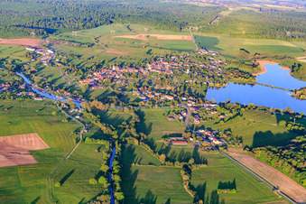 Schrägluftbild von Ortsansicht am Mittersheimer See aus Westen im Bundesland Moselle, Frankreich