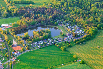 Campingplatz Centre de loisirs "les Sapins" an einem See in Keskastel im Bundesland Bas-Rhin, Frankreich