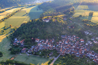 Orts unterhalb der Burg und des Burgparks Gamburg in Werbach im Bundesland Baden-Württemberg, Deutschland