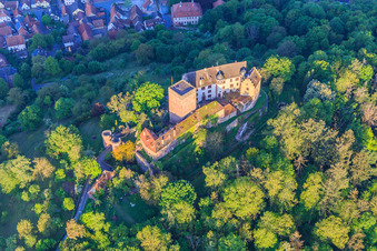 Burg und Burgpark Gamburg in Werbach im Bundesland Baden-Württemberg, Deutschland von oben