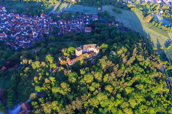 Burg und Burgpark Gamburg über dem gleichnamigen Ort im Taubertal in Werbach im Bundesland Baden-Württemberg, Deutschland