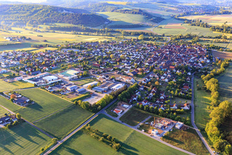 Ortsansicht im lieblichen Taubertal am Morgen aus Nordwesten in Werbach im Bundesland Baden-Württemberg, Deutschland