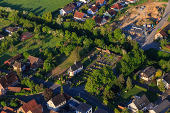 Friedhof Hochhausen mit Friedhofskapelle St. Johann Babtist in Tauberbischofsheim im Bundesland Baden-Württemberg, Deutschland