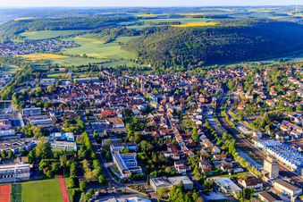 Ortsansicht im lieblichen Taubertal am Morgen aus Norden mit Agentur für Arbeit Tauberbischofsheim im Bundesland Baden-Württemberg, Deutschland