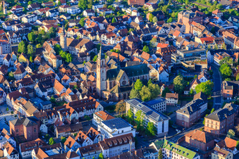 Kirche St. Martin hinter Landratsamt Main-Tauber-Kreis mit Tourismusverband Liebliches Taubertal in Tauberbischofsheim im Bundesland Baden-Württemberg, Deutschland